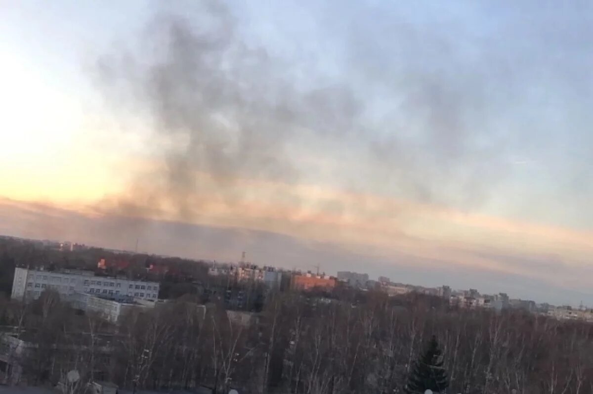    Клубы дыма от пожара на Дорошихе видны в микрорайоне "Южный".