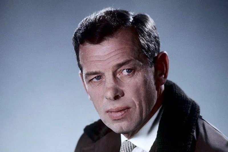 Георгий Степанович Жжёнов (9 [22] марта 1915, Петроград, Российская Империя — 8 декабря 2005, Москва, РФ) — советский и российский актёр театра и кино, литератор, мемуарист, общественный деятель. Народный артист СССР, лауреат Государственной премии РСФСР имени братьев Васильевых