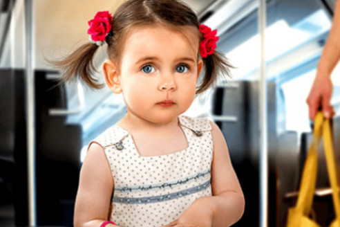 Марине исполнилось 4 года, как и все детки в этом возрасте она была очень потешной и смышленой, иногда выдавала такие шедевры, что от смеха «валялись» все.
После Пасхальных праздников нам нужно было ехать к бабушке на кладбище, на поминальную неделю. Поскольку муж был в командировке, а водить я не умела, я решила, что в 4 года уже можно попробовать поехать на автобусе. Когда подъехал нужный транспорт, мы сели на двойное сиденье, свободных мест было много. Но уже через несколько остановок людей набилось столько, что тяжело было вдохнуть. Когда на следующей остановке в автобус вошла пожилая женщина, Маринка демонстративно встала со словами:
