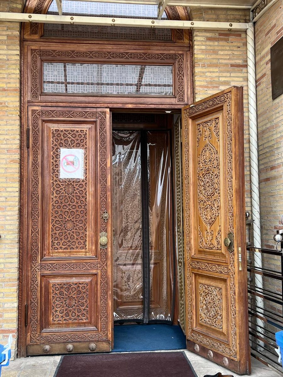 Дверь Музея Коран Усман. 