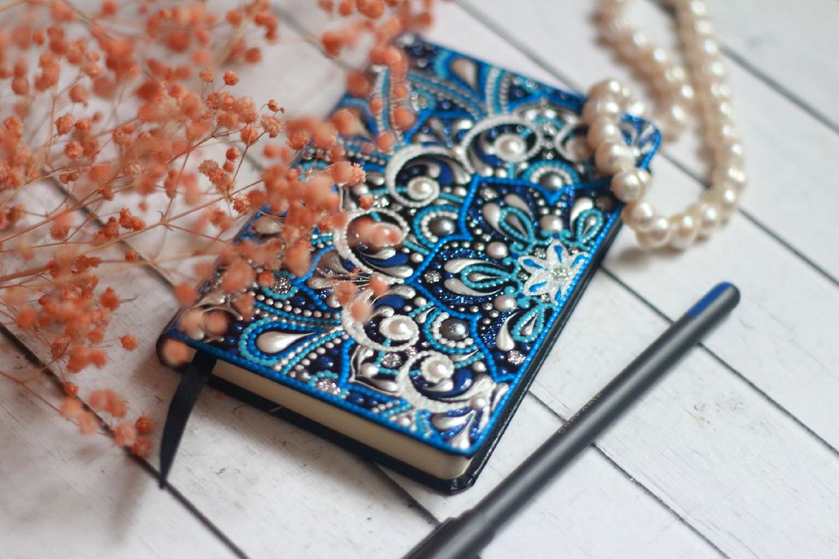 Веду заметки в своем расписанном блокноте. Одна беда - быстро заканчивается...