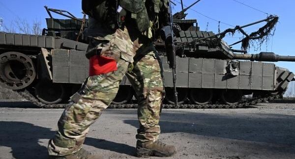    Военнослужащий ВС России возле подбитого танка М1 «Абрамс» ВСУ. Станислав Красильников / РИА «Новости»