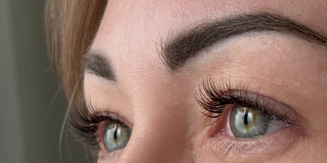 К мастеру Анастасии, есть свободные окошки, на наращивание ресниц