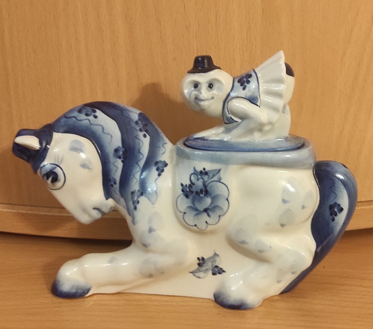 Чайница "На манеже". Авторская работа. Классическая гжельская подглазурная кобальтовая роспись. 