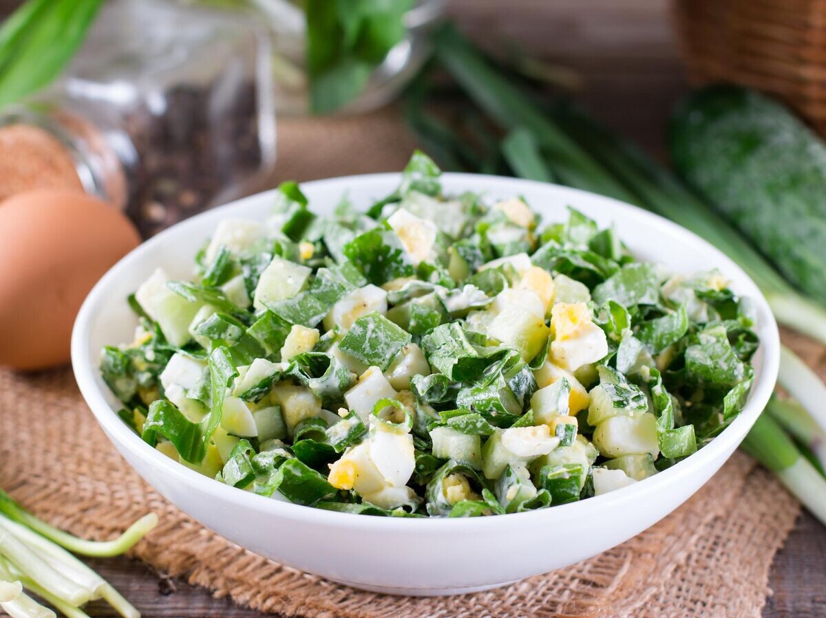    Салат из зеленого лука с огурцом, яйцом и сметаной© Getty Images / Qwart