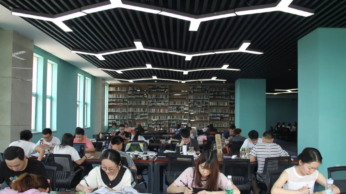    Китайские студенты