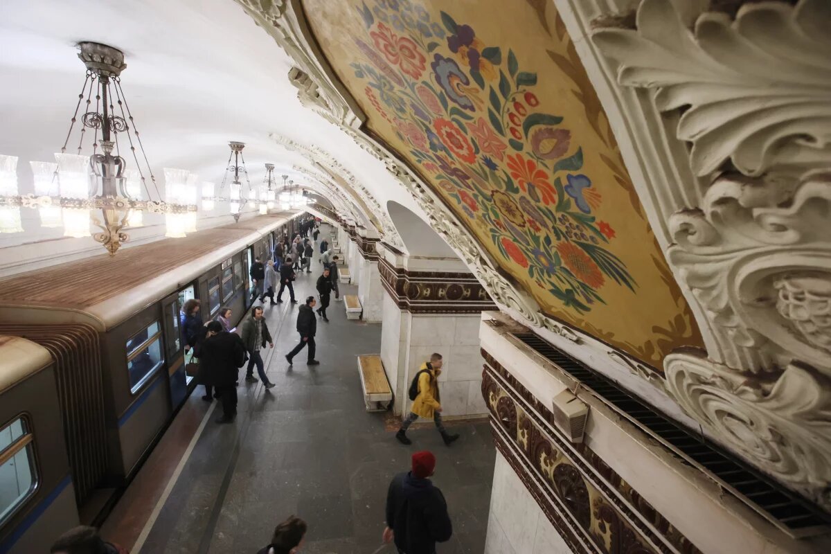    Женщина толкнула знакомого на прибывающий поезд в московском метро