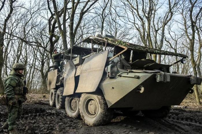 Аппаратная связи на базе БТР-80 с увеличенным объёмом и изящной антидроновой защитой, установленными системами РЭБ (подавители БПЛА) в зоне СВО, источник – Телеграм-канал Военный Осведомитель