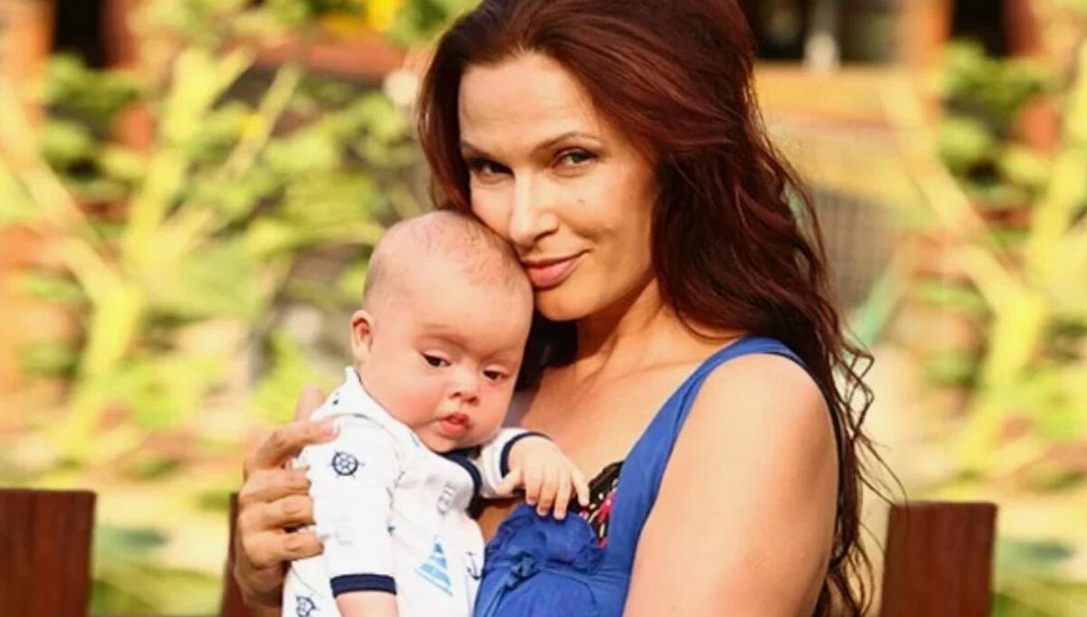 Эвелина Бледанс с новорожденным сыном Семеном Семиным