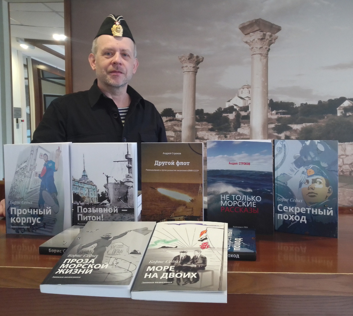 Все книги в холле отеля