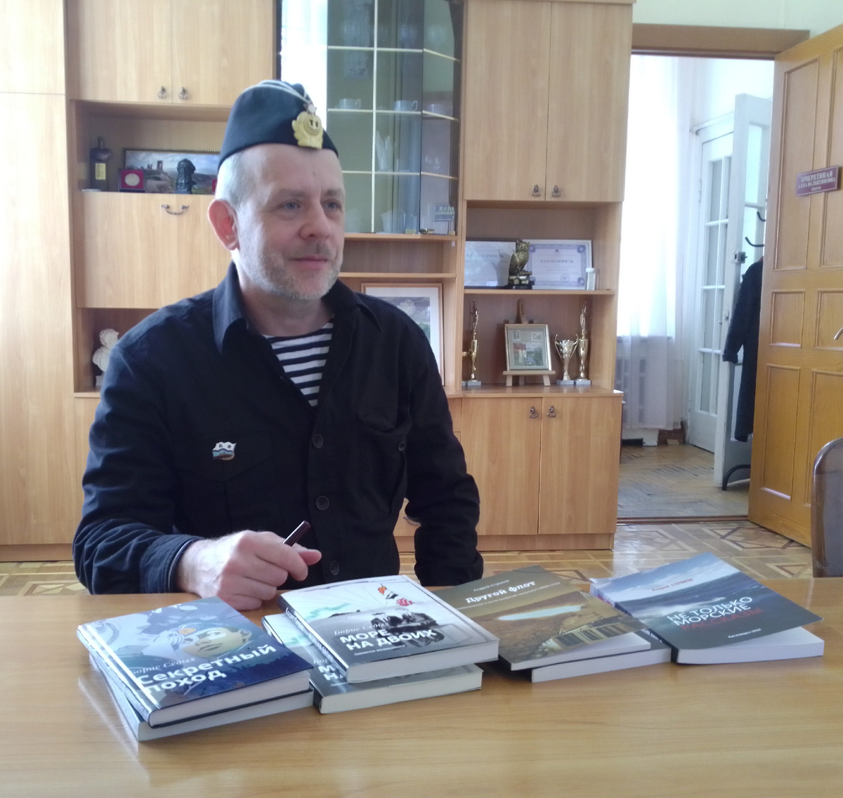 В кабинете директора ЦБ Севастополя им. Л.Н.Толстого