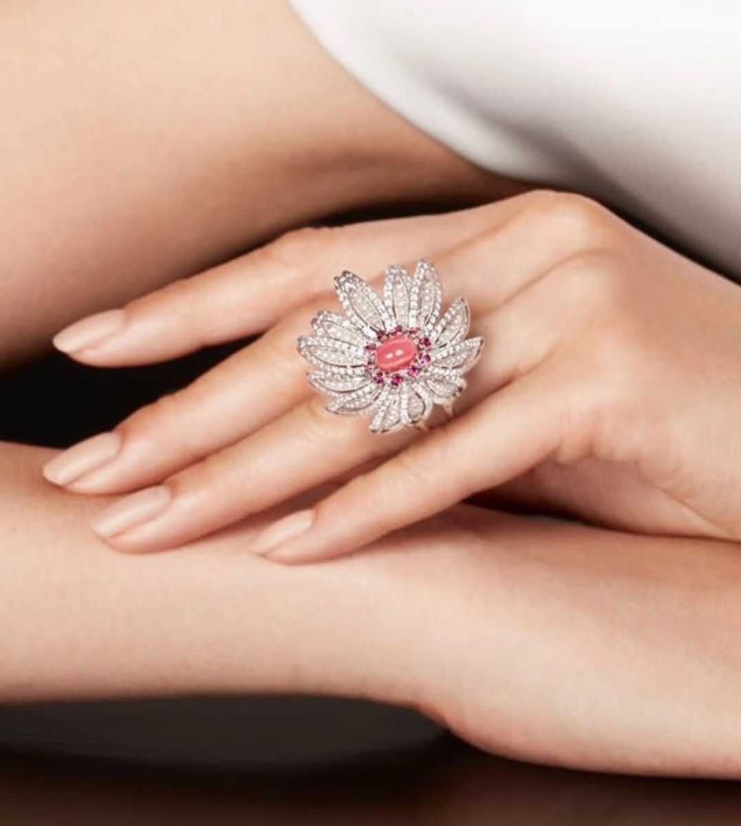 Кольцо с жемчугом Конк, сапфирами  и бриллиантами.