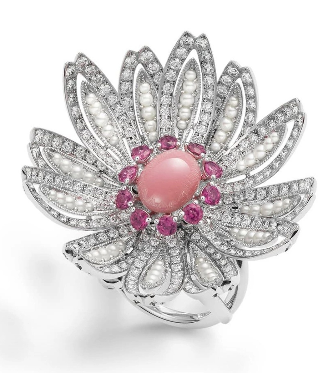 Кольцо с жемчугом Конк, сапфирами  и бриллиантами.