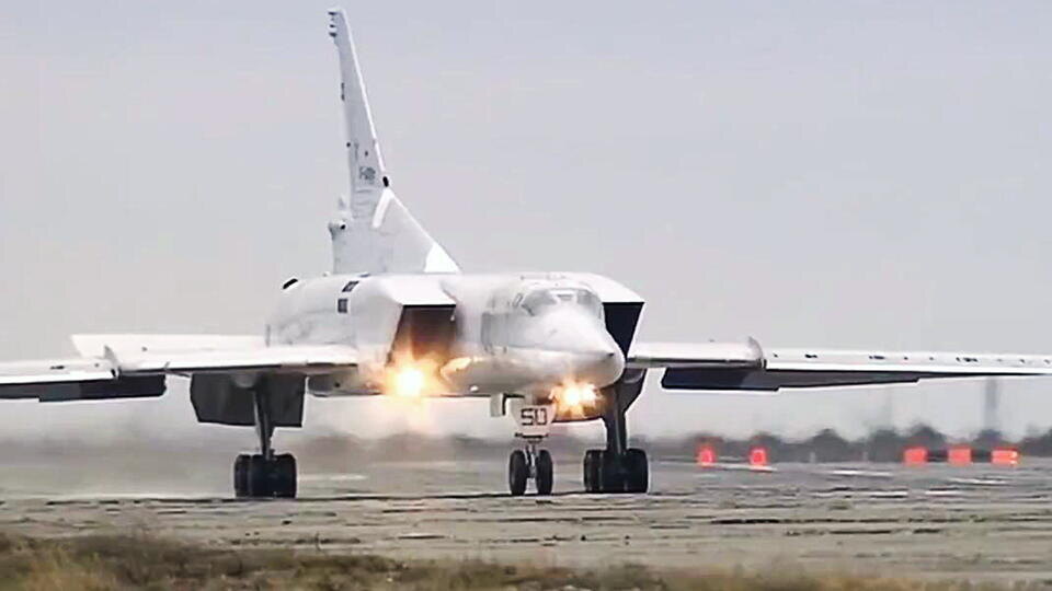     Спасатели эвакуируют экипаж разбившегося в Иркутской области Ту-22М3 Управление пресс-службы и информации Минобороны РФ/ТАСС