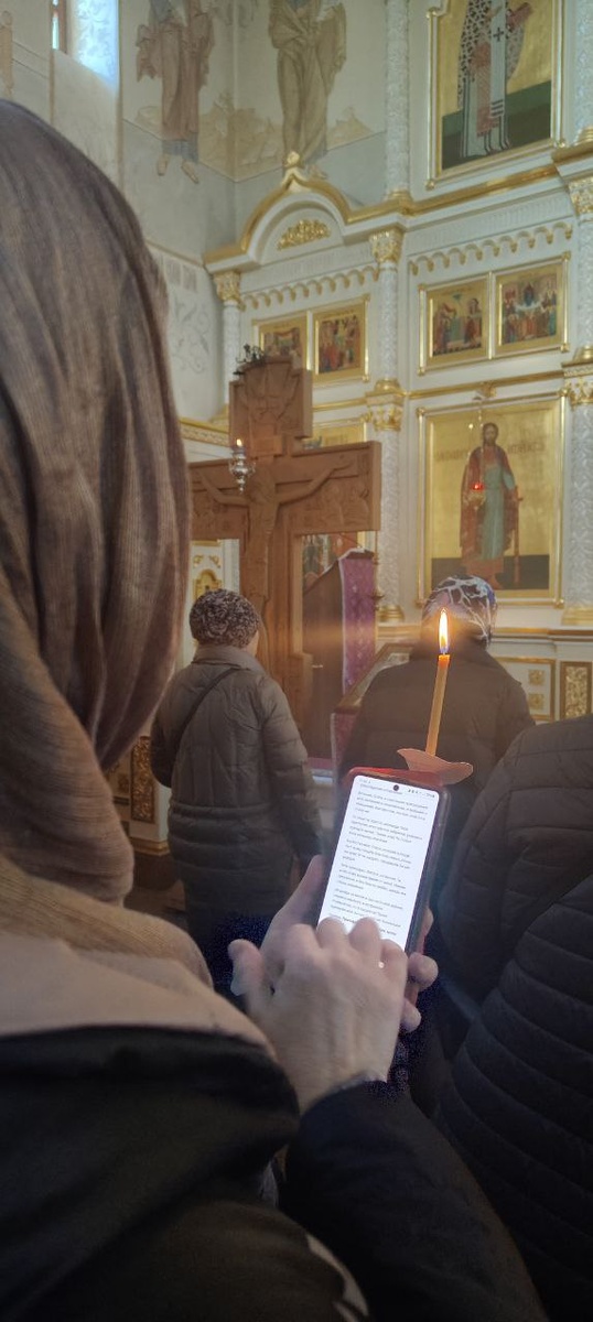 Читали со свечами и мобильными телефонами