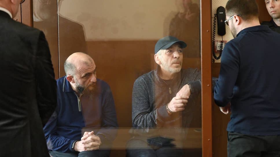 Подсудимым Шамилю Кадиеву (слева) и Абдусамаду Гамидову (справа) с учетом первых приговоров назначили внушительные сроки.📷Фото: Иван Водопьянов / Коммерсантъ