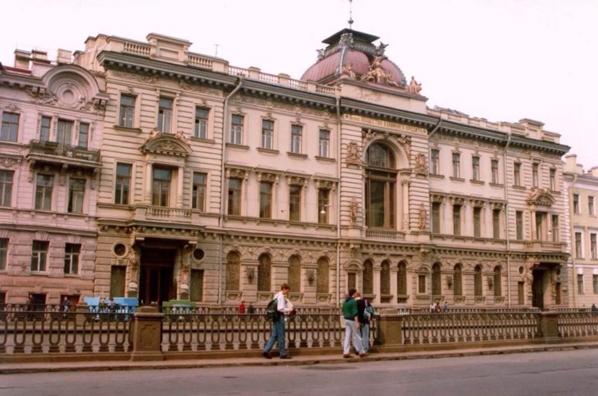 Областная контора Госбанка СССР (Дом Первого Общества взаимного кредита) 1989 г. Автор:Jeremy Smith Источник: https://pastvu.com/p/131471