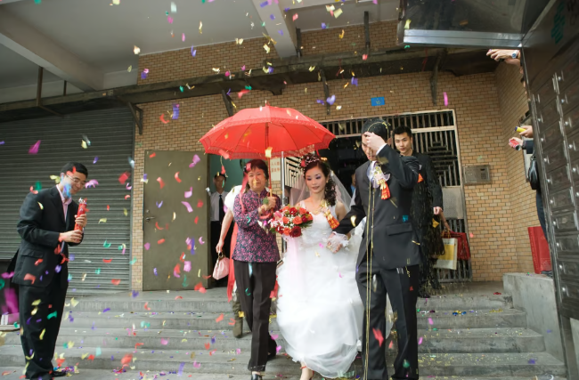 В Китае нередко у невесты два наряда - белый и традиционный с красными цветами