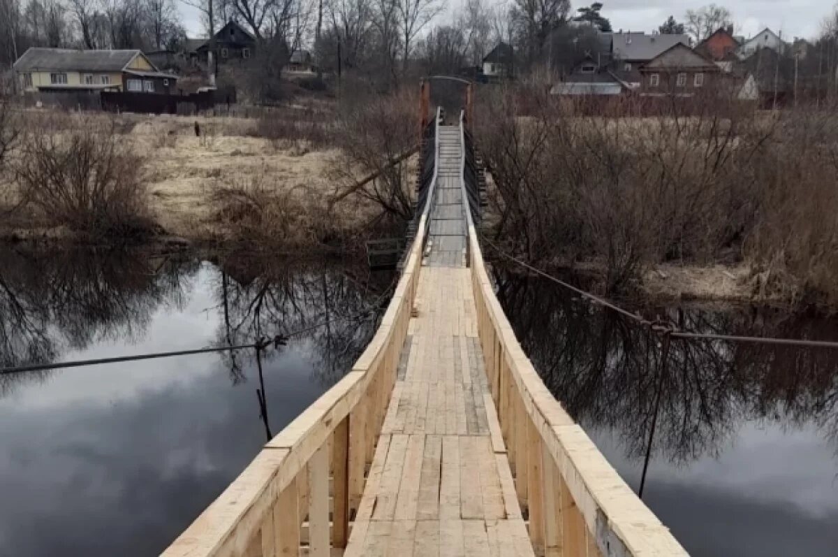    В Нелидово восстановили обрушенный ветром подвесной мост через Межу