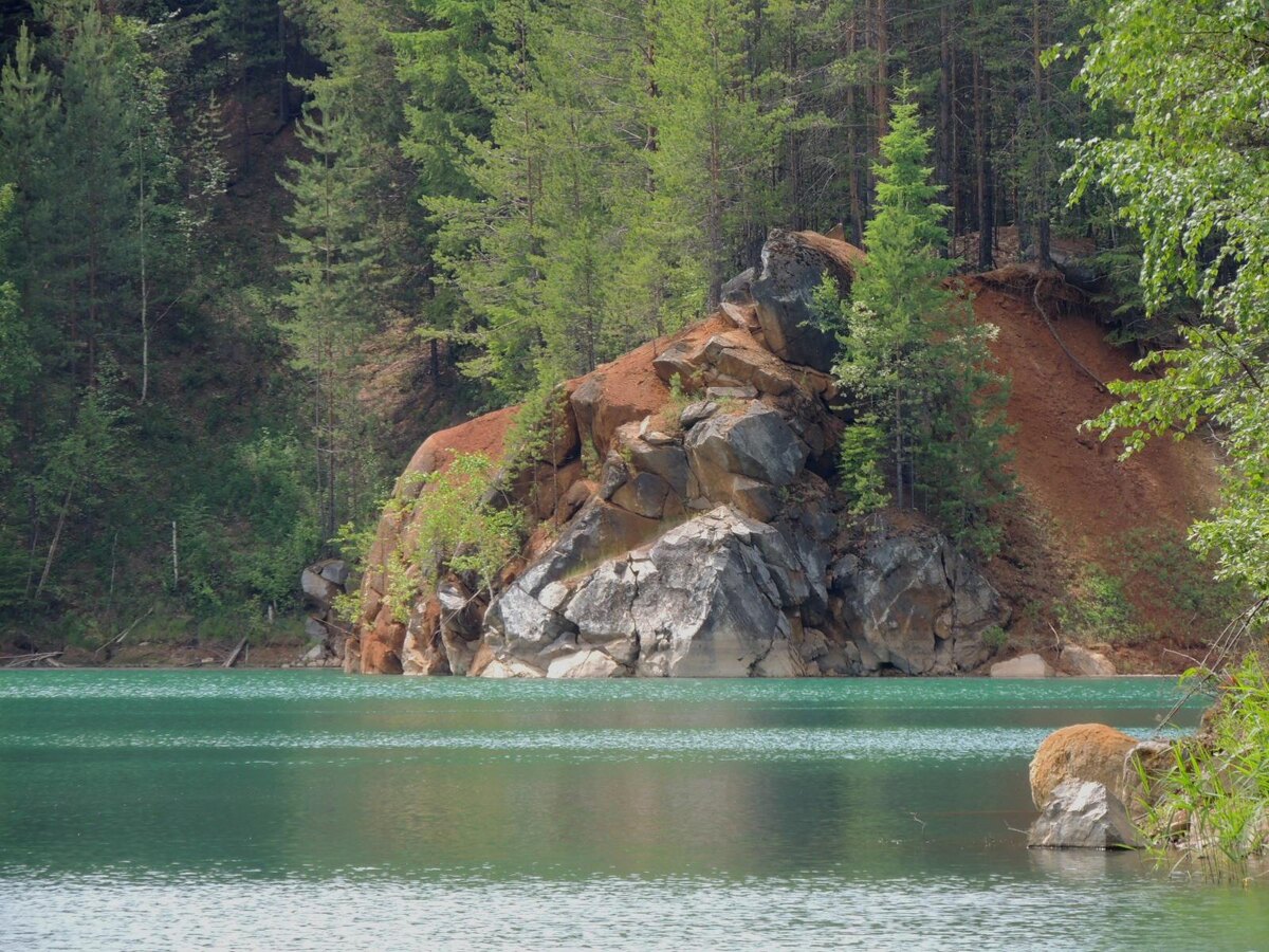 Зеленое озеро - это бывший карьер, где добывали железо и никель