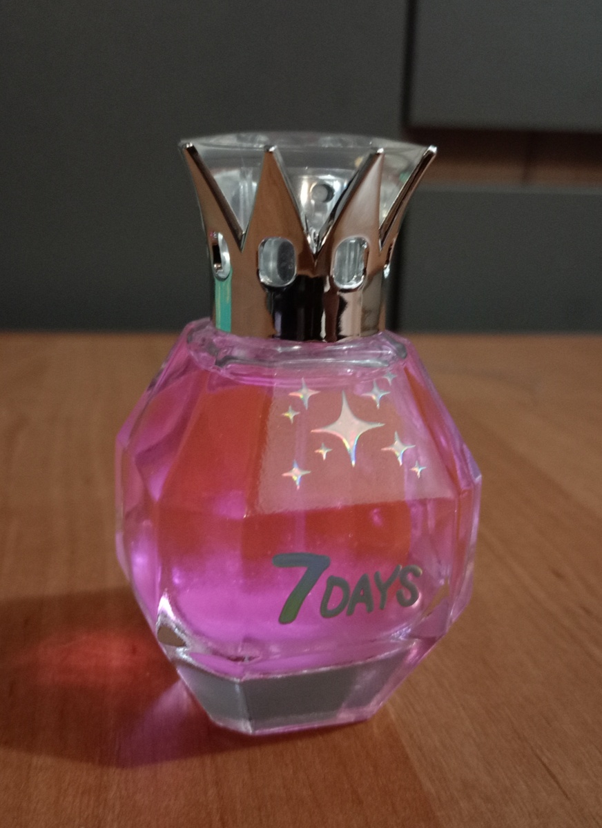 Туалетная вода с шиммером( на коже лëгкий блеск). 