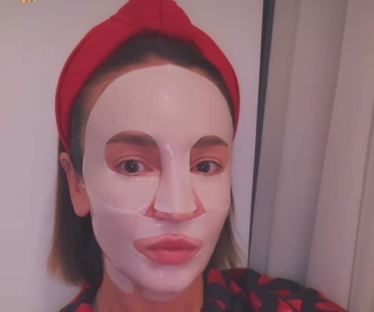 Ольга Бузова делает маски каждый день — утром и вечером, иногда и днем. Фото: социальные сети.