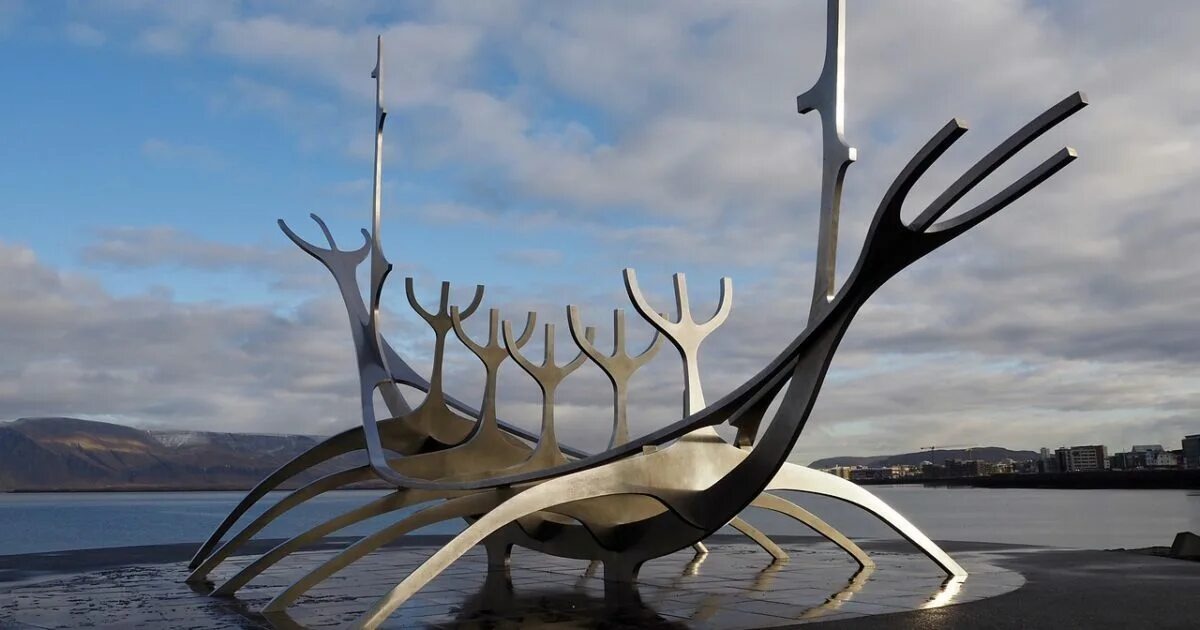 Памятник викингам в Рейкьявике