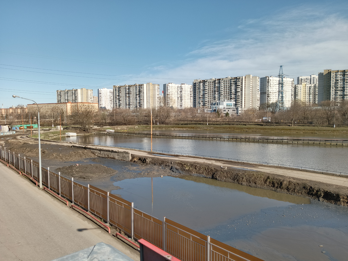 Северная часть прудов. За отстойниками — улица Привольная.