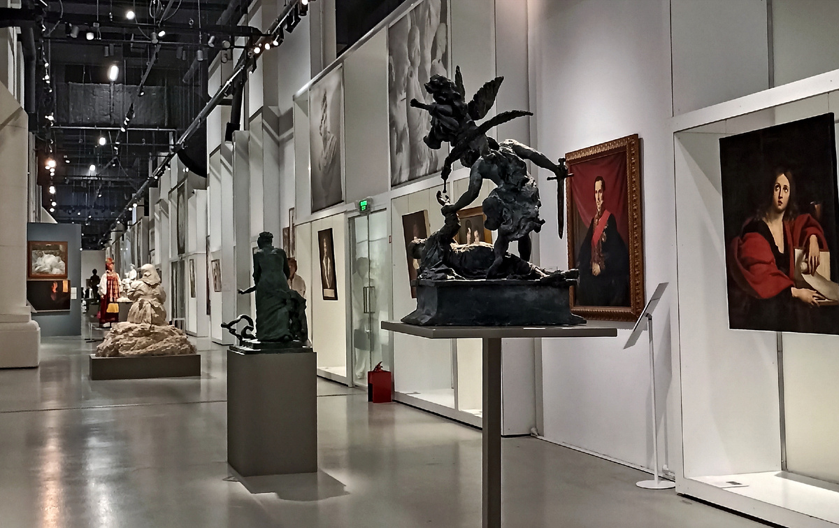 В залах галереи