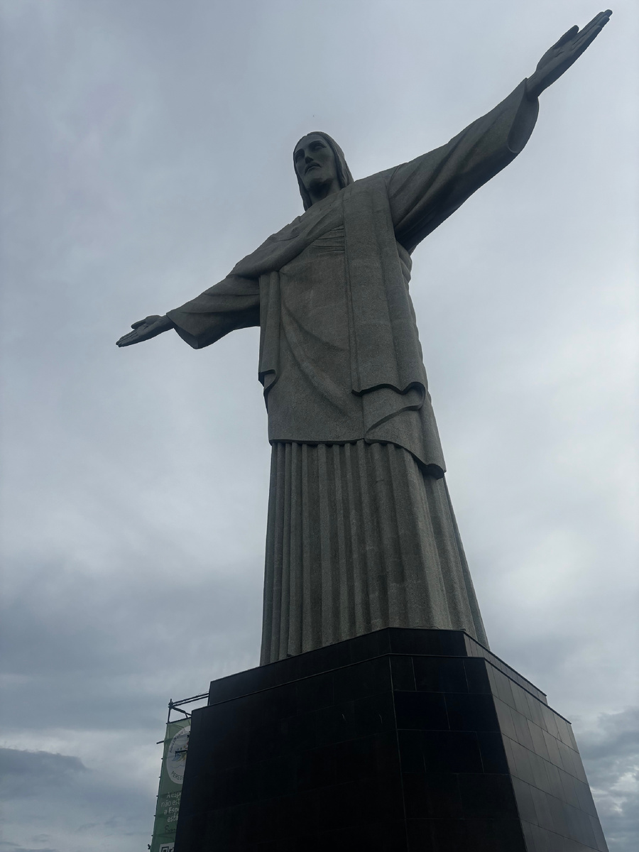 Форма статуи напоминает католический крест. Я бы даже сказала, что статуя Христа символ не только Бразилии, а символ всего католицизма. Все фото в публикации сделаны автором.