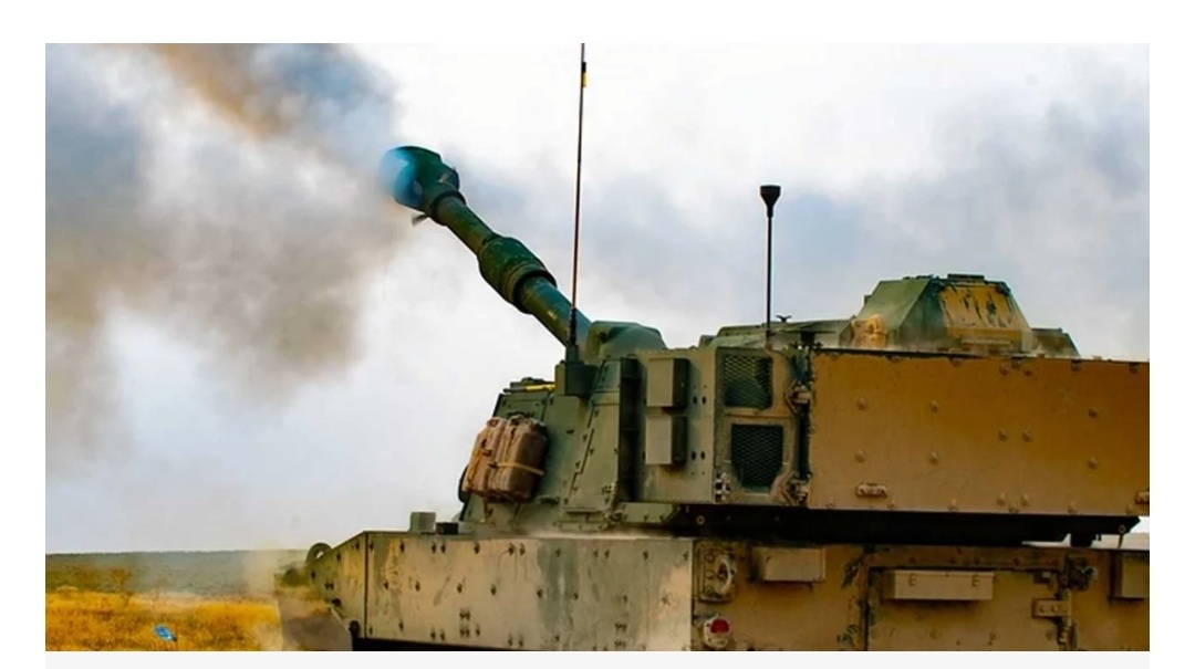 M109A7 Paladin — это гусеничная 155-мм самоходная гаубица с боевой массой 38 101 кг, которой управляет экипаж из четырех человек. Она оснащена 675-сильной версией двигателя V903 с электронным управлением в сочетании с улучшенной трансмиссией HMPT-800. Машина может развивать максимальную скорость 61 километр в час и имеет запас хода около 300 километров с 549-литровым топливным баком.