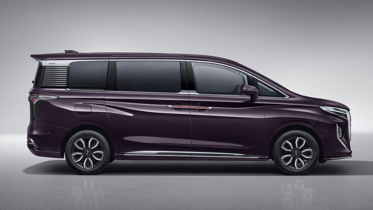 Минимальная цена автомобиля составляет 7 690 000 рублей.