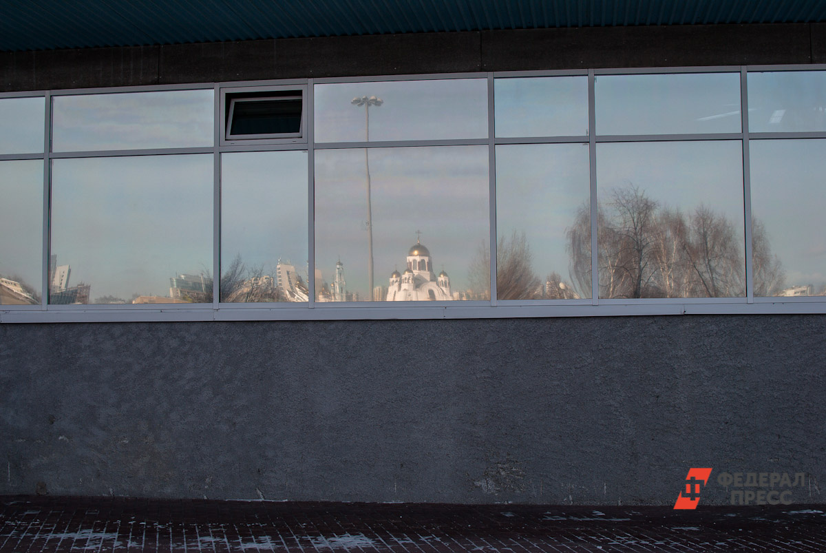Из-за случившегося в строении выбило окна.  Фото: ФедералПресс / Елена Ельцова