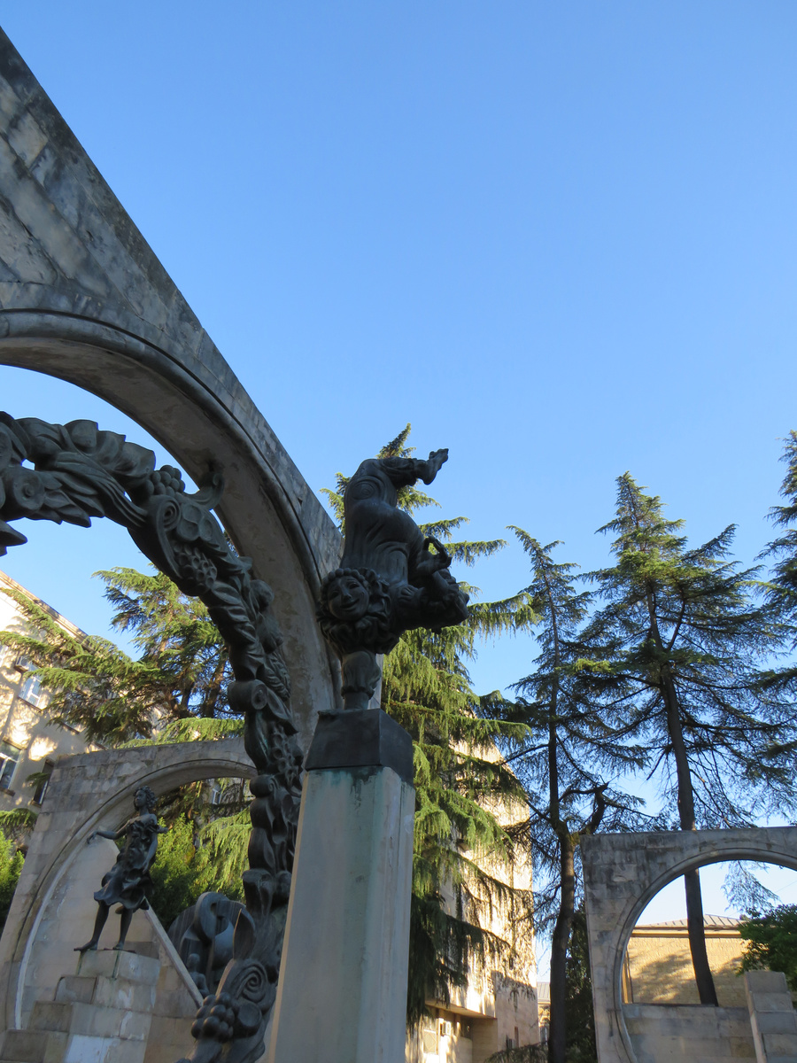 Необычный советский памятник в Кутаиси