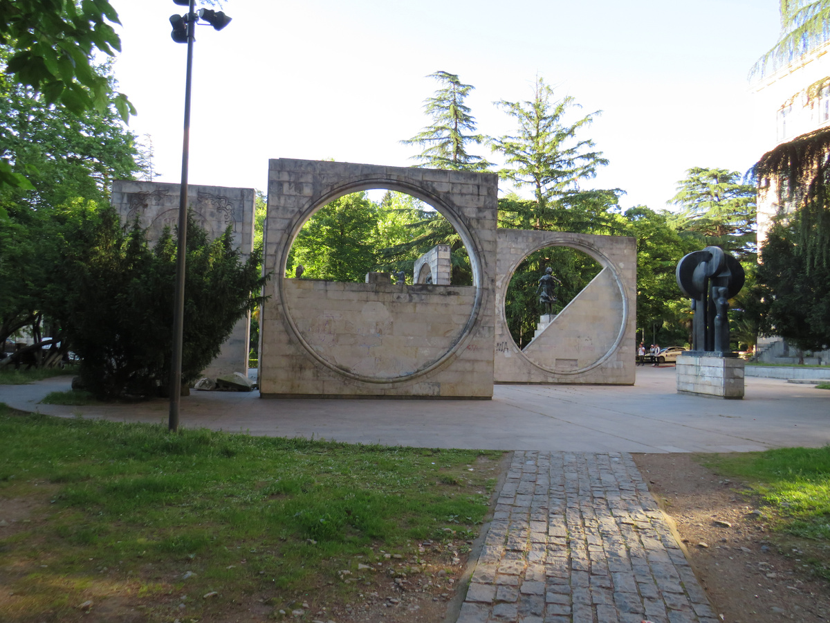 Необычный советский памятник в Кутаиси