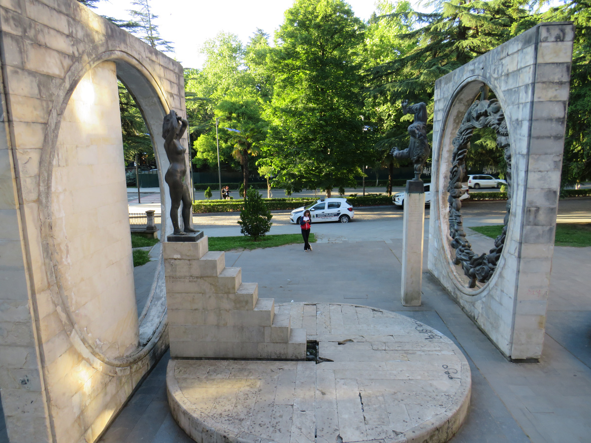 Необычный советский памятник в Кутаиси