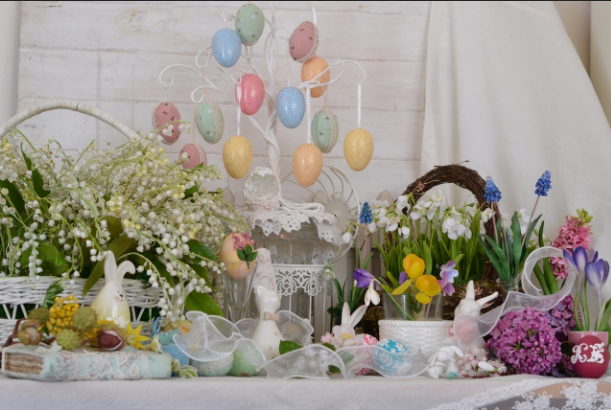 Всю эту красоту мастерицы создали на пасхальных марафонах в 2022-2024 годах. Цветы слеплены  из холодного фарфора.