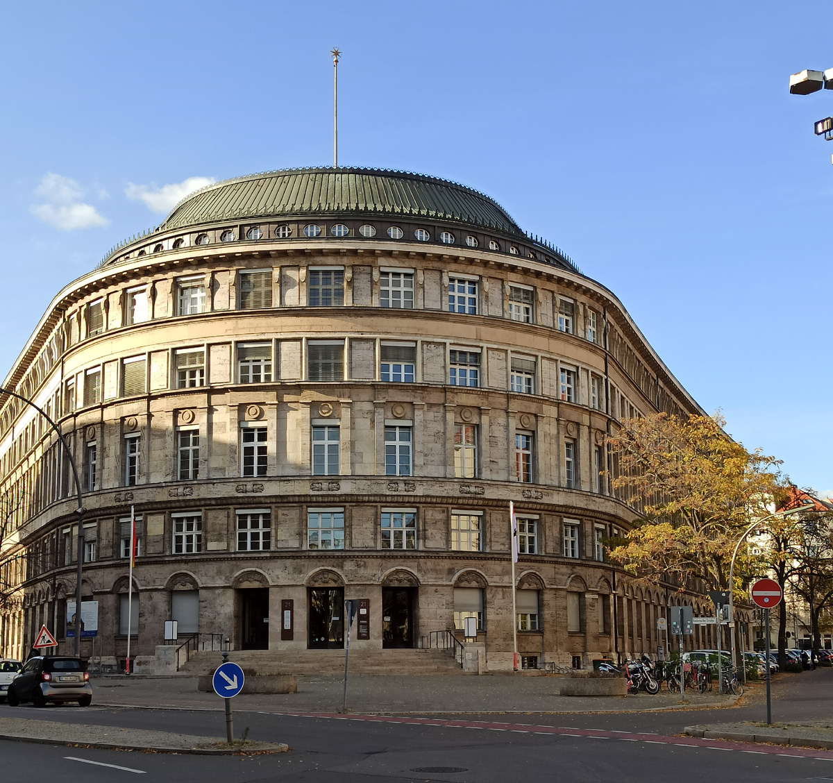 Берлин. Возле блошиного рынка. Фото автора.