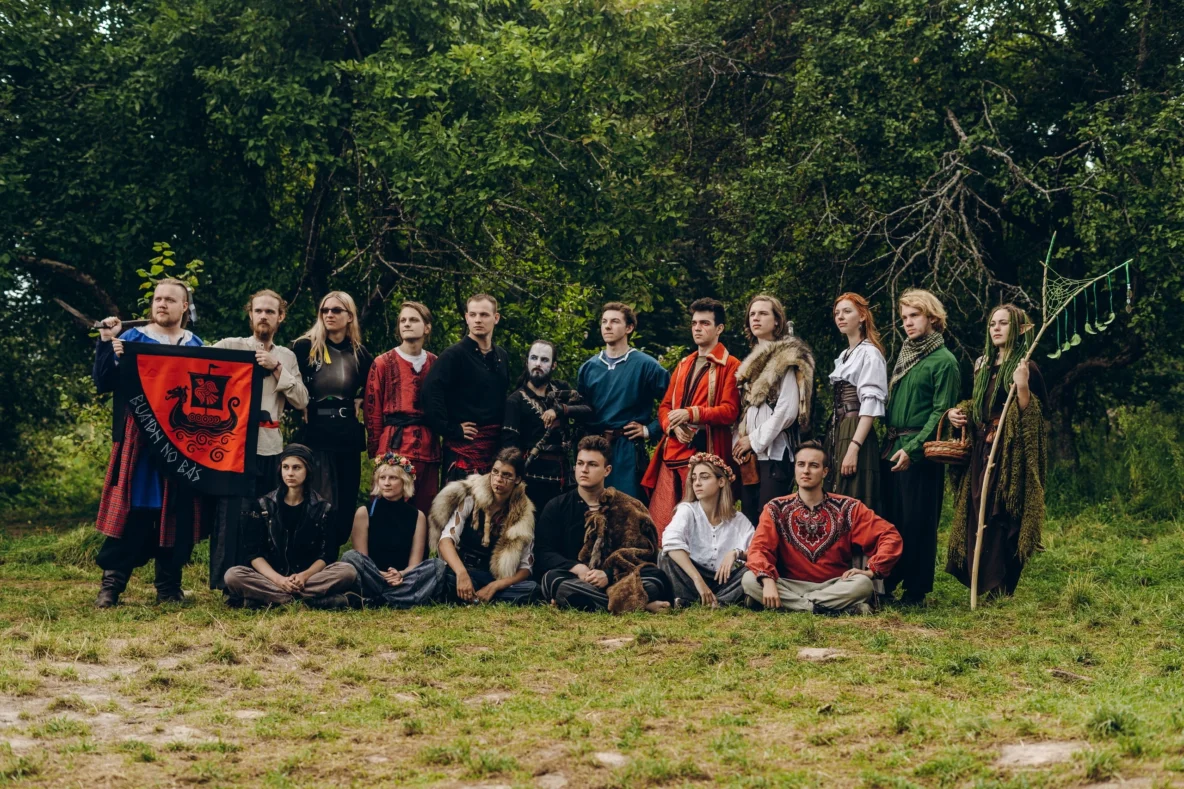 Старое фото из детстского лагеря: когда нет ничего, то приходится использовать хоть что-то для визуала. Зато эпично!