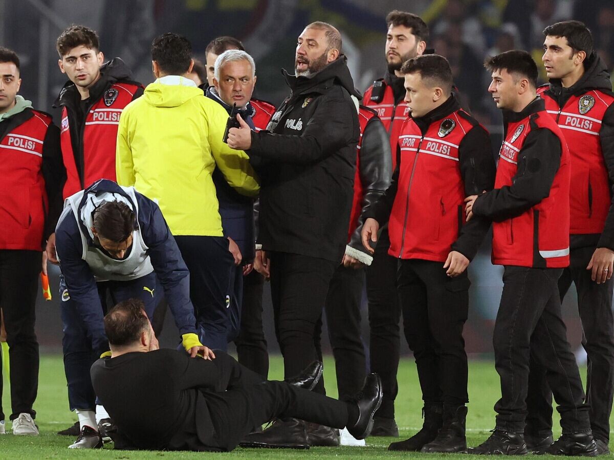    Жозе Моуринью во время потасовки© Getty Images / dia images