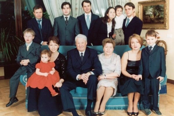 Посередине стоит Валерий Окулов. Правее стоит и держит в руках ребёнка его падчерица, Екатерина Сорокина. Фото © Фото © Instagram (признан экстремистской организацией и запрещён на территории Российской Федерации) / yumashkaa