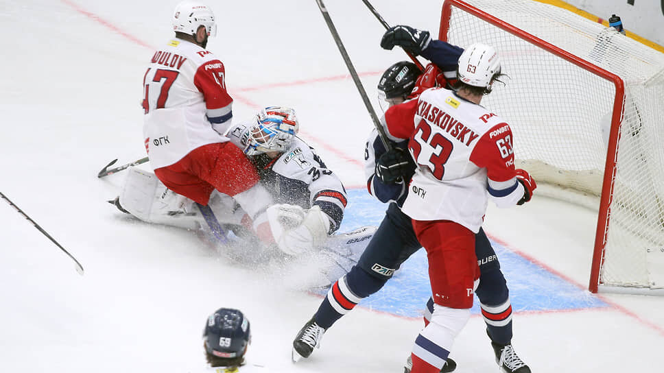 Вратарь Даниил Исаев (второй слева).📷Фото: Роман Яровицын / Коммерсантъ