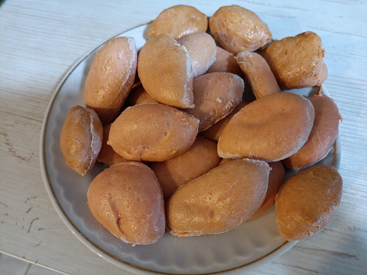 Такие мини пирожки, часть уже съели, вообще они розоватые