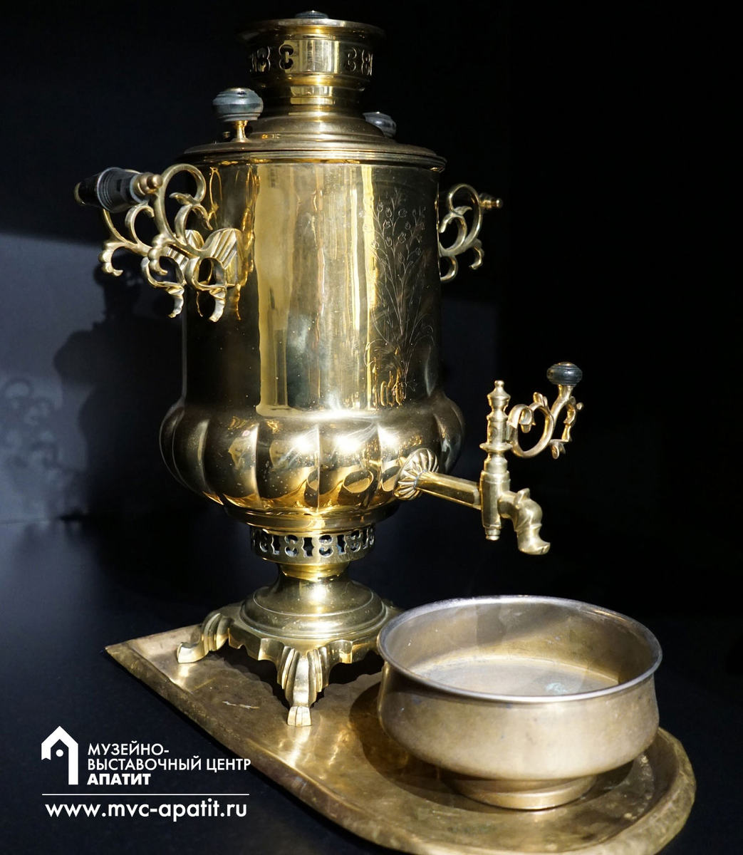 1. Поднос самоварный (конец XIX - начало XX века), производитель: Фабрики Аленчикова и Зимина, Владимирская губерния. 2. Самовар угольный. 3. Полоскательная чаша. XIX век. 