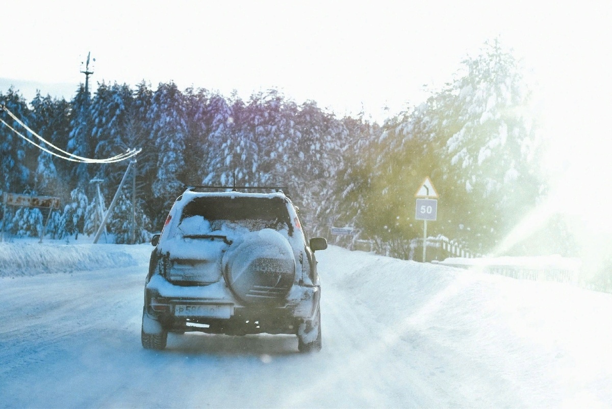 машина на трассе