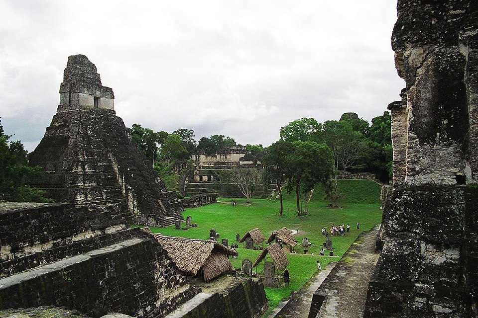 Первый храм Тикаля — «Большой ягуар». Источник: https://upload.wikimedia.org/wikipedia/commons/thumb/9/9e/Tikal_temple_jaguar.jpg/960px-Tikal_temple_jaguar.jpg