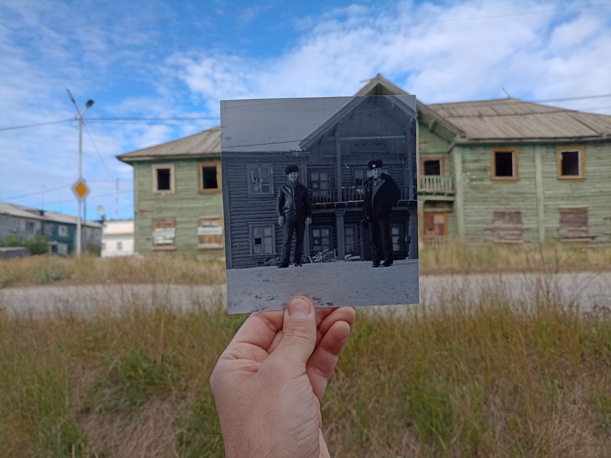 Если хорошо присмотреться, то можно увидеть витраж в целом состоянии под коньком фронтона. 