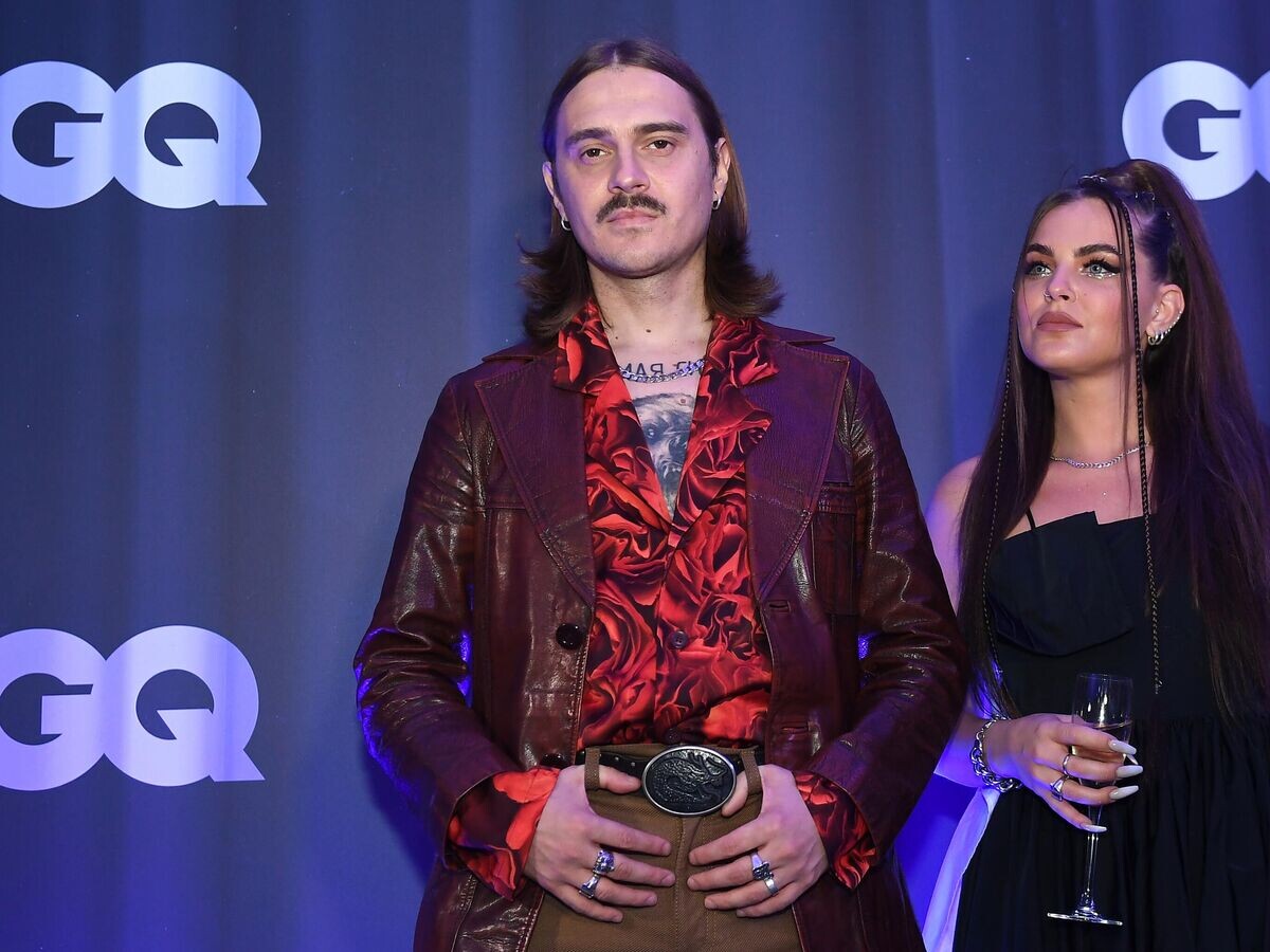    Участники группы Little Big Софья Таюрская и Илья Прусикин перед началом финального этапа голосования премии "Человек года" по версии журнала GQ в Москве.© РИА Новости / Екатерина Чеснокова