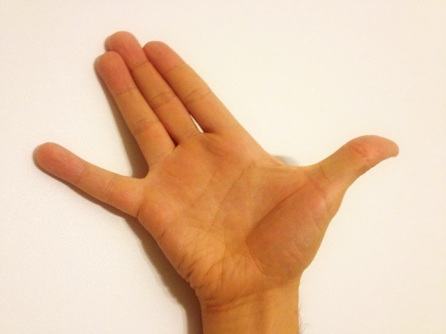 Мизинец на одном уровне с безымянным.
