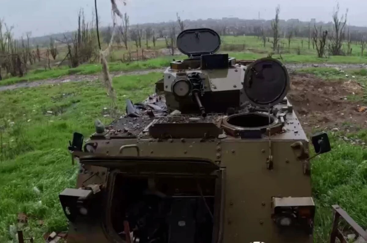    Появились кадры с двумя бронетранспортерами M113 в воронке от авиабомбы РФ